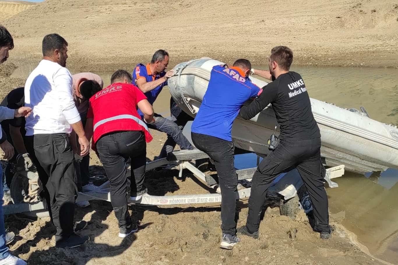 Siirt'te baraj gölünde boğulan 2 gencin cesedine ulaşıldı Siirt'te baraj gölünde boğulan 2 gencin cesedine ulaşıldı